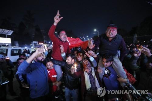 네팔 대법원의 23일 의회 복원 명령에 기뻐하는 총리 반대파 지지자. [AP=연합뉴스]