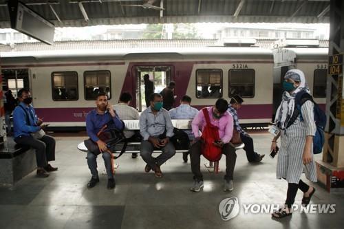 작년 10월 12일 정전으로 인해 전철이 멈춘 인도 뭄바이의 기차역에서 운행 재개를 기다리는 시민. [로이터=연합뉴스]