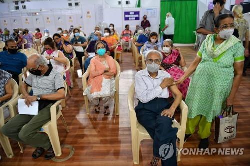 인도 뭄바이에서 코로나19 백신을 맞은 후 상태를 지켜보며 대기하는 이들. [AFP=연합뉴스]