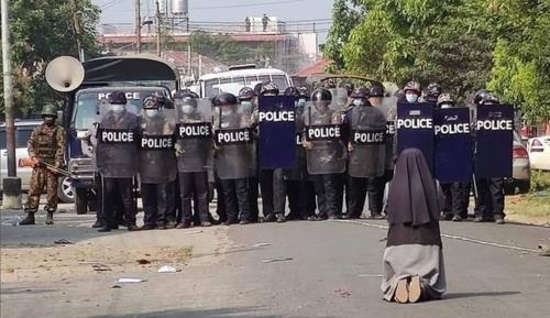지난달 28일 미얀마 경찰 병력 앞에 무릎 꿇고 총을 쏘지 말아달라며 애원하는 안 누 따웅 수녀. [찰스 마웅 보 추기경 트위터 갈무리. DB 저장 및 재배포 금지]