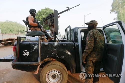 지난 2일 한 나이지리아 군인이 잠파라주 피랍학생들을 데려온 트럭에 앉아 있다. 
