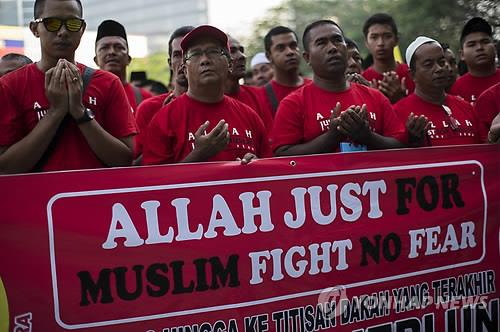 2014년 말레이 대법원 앞에서 시위하는 무슬림 단체들