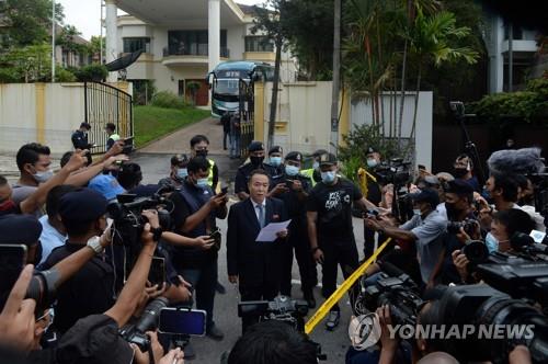 공항으로 출발 전 성명 발표하는 김유성 주 말레이 북한 대사대리