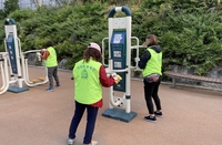 야외 운동시설을 소독하고 있는 관악구 일자리 사업 참여자들