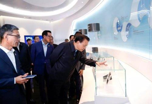 리커창(李克强) 중국 총리가 2019년 10월 중국 시안의 삼성전자 반도체 공장을 시찰하고 있다. [중국정부망 캡처. 재판매 및 DB 금지]