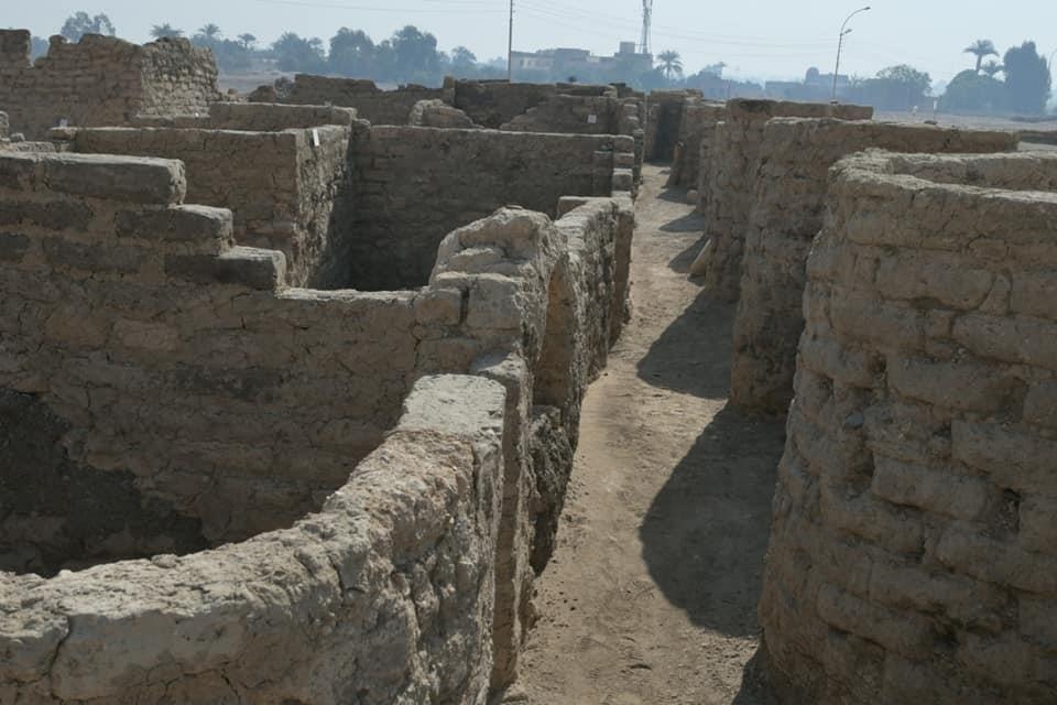 지그재그 형태로 만들어진 이집트 '잃어버린 도시' 유적의 담벼락