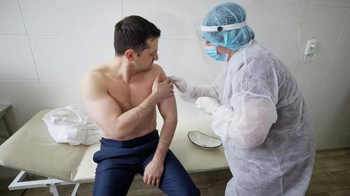 지난 3월 초 AZ 백신 접종받는 젤렌스키 우크라이나 대통령 [리아노보스티=연합뉴스 자료사진]