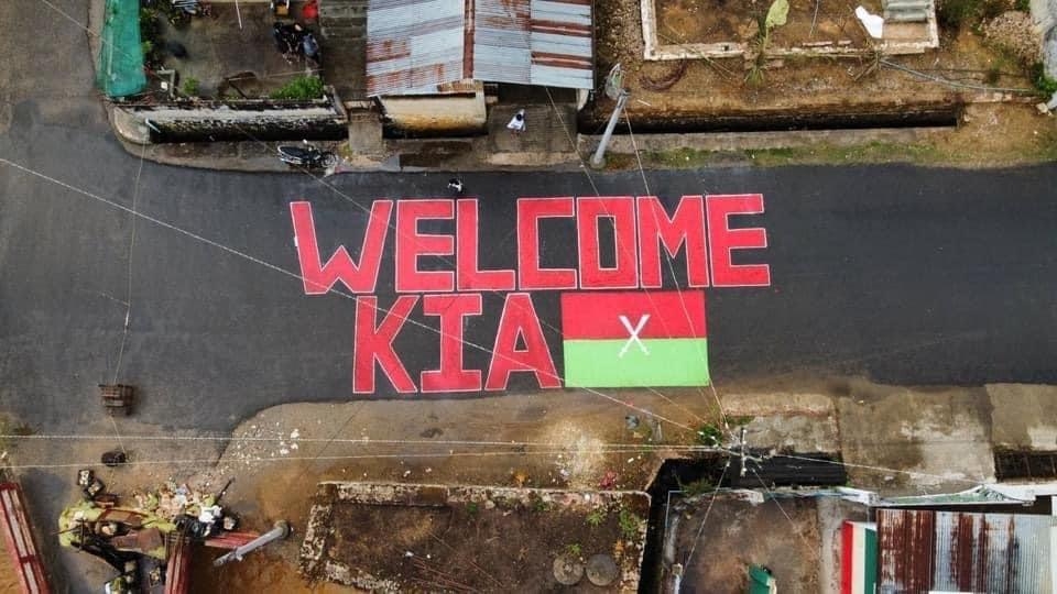 카친독립군(KIA)을 환영한다 도로 위에 적힌 대형 문구. 2021.4.16