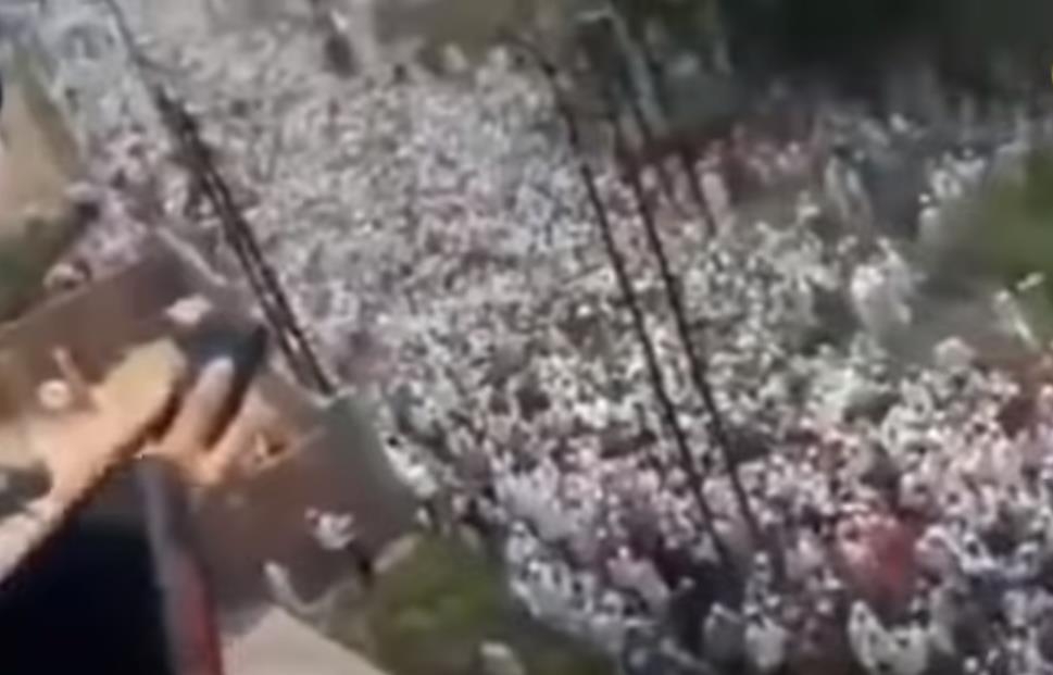 9일 인도 북부 우타르프라데시주 바다운에서 수만명의 무슬림이 참석한 가운데 열린 이슬람 성직자의 장례식. [SNS 영상 캡처. 재판매 및 DB 금지]