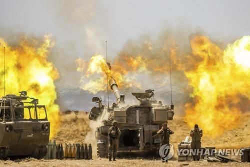 가자지구를 향해 불을 뿜는 이스라엘군의 야포