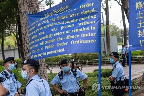 6월 4일 홍콩 빅토리아 파크에서 경찰이 접근금지를 안내하는 경고 깃발을 세우고 현장을 봉쇄한 모습.[EPA=연합뉴스]
