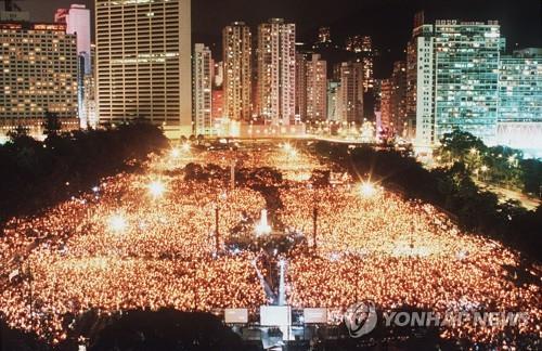 1990년 6월 4일 빅토리아 파크를 환하게 밝힌 촛불집회 [AFP=연합뉴스 자료사진]