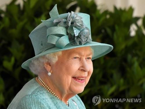 영국 여왕, G7 정상들에게 '로열' 외교…왕실 초청만찬