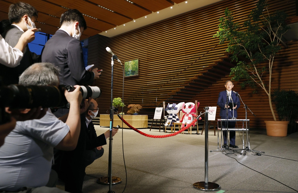(도쿄 교도=연합뉴스) 스가 요시히데 일본 총리가 16일 저녁 관저(총리실) 로비에서 취재진의 질문에 답하고 있다. 