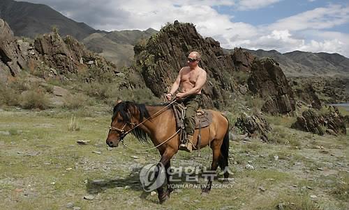 휴가 중 상의를 탈의한 채 말을 타고 있는 블라디미르 푸틴 러시아 대통령 