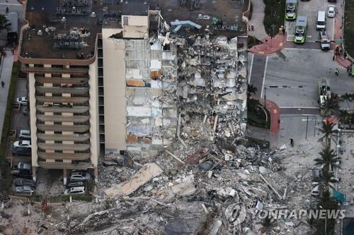 24일(현지시간) 새벽 미국 플로리다주 마이애미데이드카운티 서프사이드에 있는 아파트 일부가 붕괴했다. [AFP=연합뉴스]