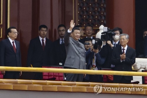 중국공산당 100주년 행사서 손 흔드는 시진핑