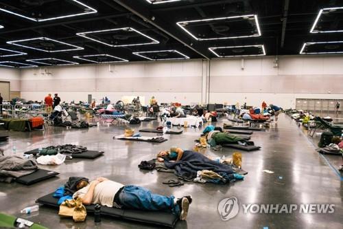 미국 오리건주 포틀랜드의 냉방 쉼터를 찾은 주민들