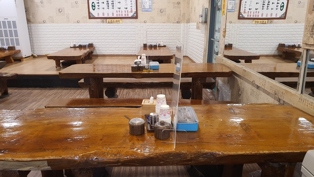 거리두기 4단계 격상 첫 날 텅 빈 수원시 팔달구 인계동 식당