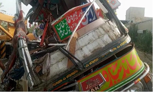 19일 파키스탄 펀자브주에서 트럭과 충돌해 부서진 버스. [돈뉴스TV 캡처=연합뉴스. 재판매 및 DB 금지]
