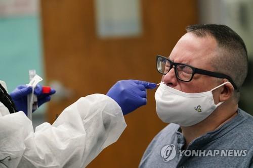 코로나19 검사를 받는 뉴욕의 한 영어 교사