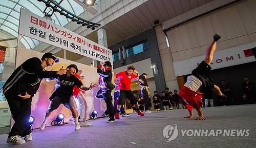 일본 니가타에서 선보이는 K팝 댄스