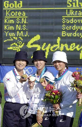 2000년 시드니올림픽에서 여자 양궁 단체전 4연패 당시 김수녕(왼쪽)
