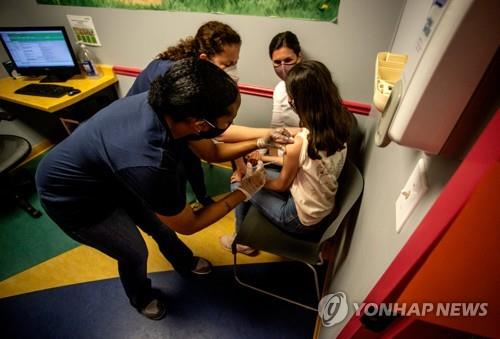 미국의 한 소아과 병원에서 백신을 맞는 어린이