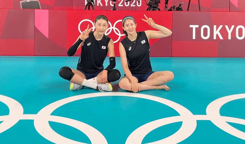 도쿄올림픽 배구 코트에서 포즈 취한 김연경(왼쪽)과 김수지 
