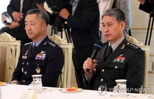 김용우 육군 참모총장(오른쪽), 이왕근 공군 참모총장