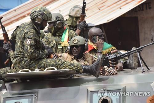 5일 쿠데타로 대통령을 체포하고 환호하는 기니 군 병력