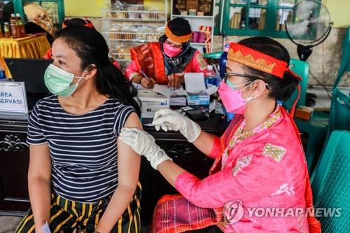 메단에서 백신 접종하는 인도네시아 의료진