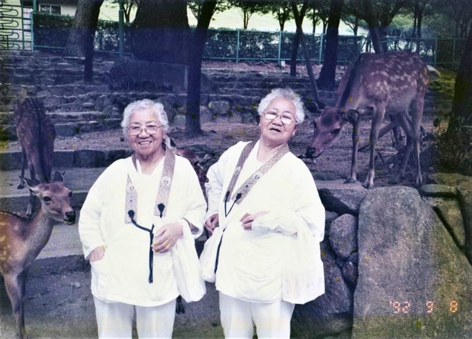 고다마 고우메(왼쪽)와 스미야마 우메노 할머니.