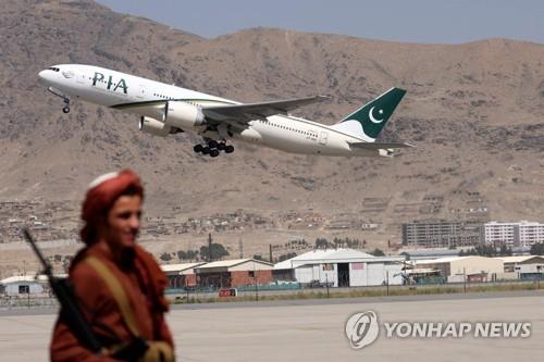 카불공항에서 이륙한 파키스탄국제항공(PIA) 여객기
