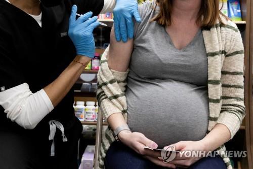지난 2월 미 펜실베이니아주의 한 약국에서 임신부가 코로나19 백신을 맞고 있다. [로이터=연합뉴스 자료사진]