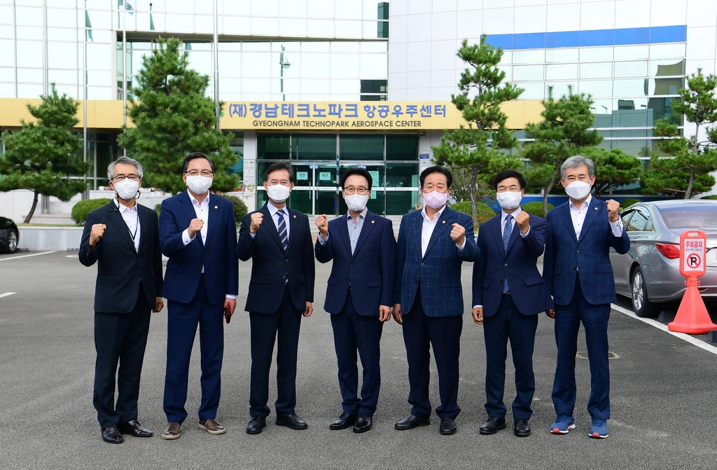 경남테크노파크 항공우주센터 방문한 경남도의회 의원들