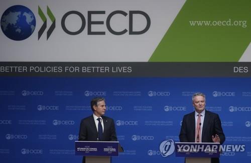 기자회견하는 OECD 사무총장과 미국 국무부 장관