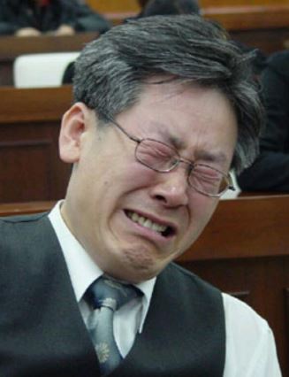 변호사 시절이던 2004년 성남시립의료원 설립 및 운영에 관한 조례가 성남시의회에서 '날치기 부결'된 후, 의회 본회의장에서 오열하는 모습 [이재명 캠프 제공]