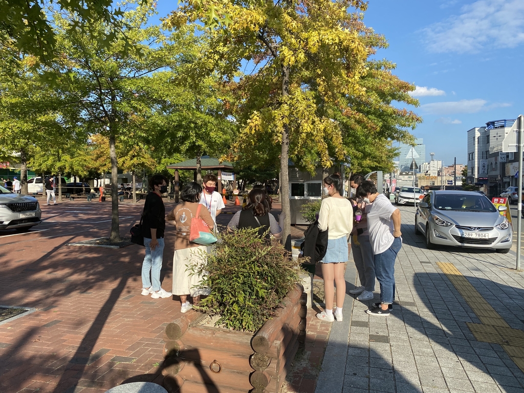 주차 문제 두고 구단 프런트에게 항의하는 팬들