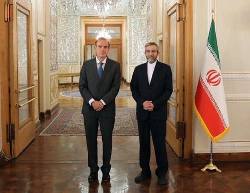 이란 방문한 엔리케 모라 EU 대외관계청 사무차장(왼쪽)