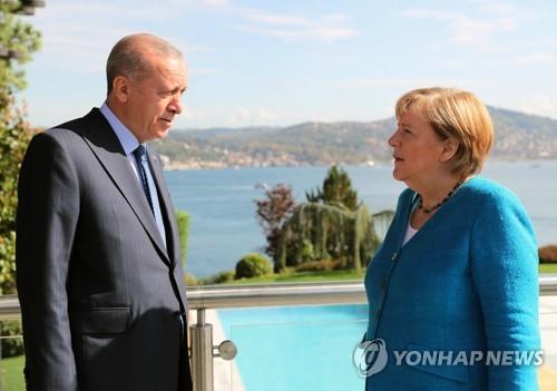 이스탄불에서 만난 메르켈(우) 독일 총리와 에르도안 터키 대통령
