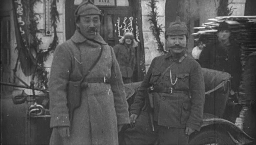 기념촬영하는 홍범도 장군(왼쪽)