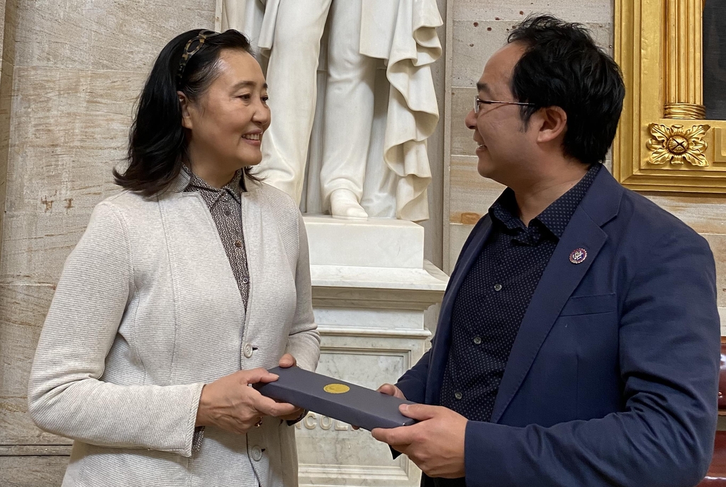 '문재인 시계' 선물 받는 앤디 김 美의원(오른쪽)