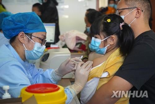 3일 중국 난창에서 한 어린이가 코로나19 백신을 맞고 있다. 중국 여러 지역에서는 최근 3∼11세 아동 코로나19 백신 접종이 시작됐다. [신화=연합뉴스]