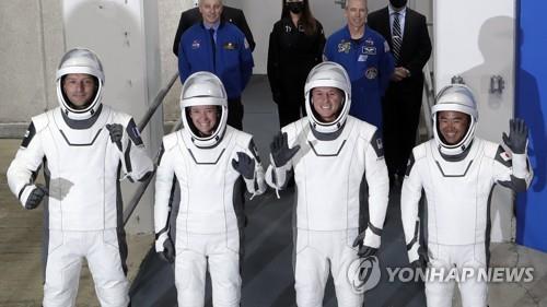 지난 4월 스페이스X 우주선 탑승에 앞서 포즈를 취한 4명의 우주 비행사들