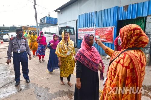 방글라데시 의류 공장 근로자에 대한 체온 검사 모습 
