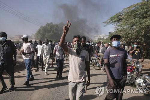 반군부 시위를 이어가는 하르툼 시민들