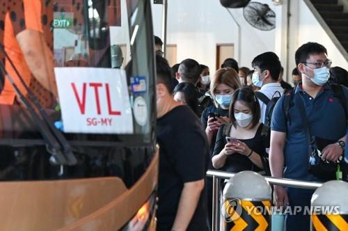 말레이시아-싱가포르 육로국경 넘는 버스 탑승
