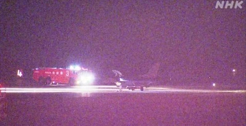 (도쿄=연합뉴스) 30일 오후 7시 10분께 일본 아오모리공항에 설치된 NHK 카메라에 잡힌 활주로 모습. 전투기로 보이는 비행기 1대가 활주로에 정지해 있고, 그 옆에서 소방차가 붉을 밝히고 있다. 