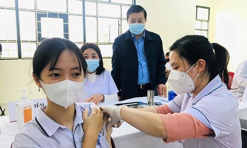 베트남 중부 타인호아성에서 코로나19 백신을 맞는 여학생